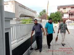 Jumat bersih di lingkungan Kantor PDAM Kota Solok. Goro bersama karyawan/tu PDAM  Mari hidup sehat dan bersih...