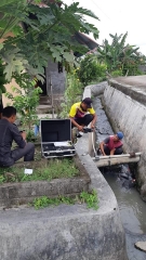 Pemeliharaan Untuk kelancaran air kepada pelanggan PDAM Kota Solok, Tim Produksi dan Bagian Distribusi melakukan pengukuran pada Sumber Air Pincuran Gadang khususnya darah Tanah Garam.